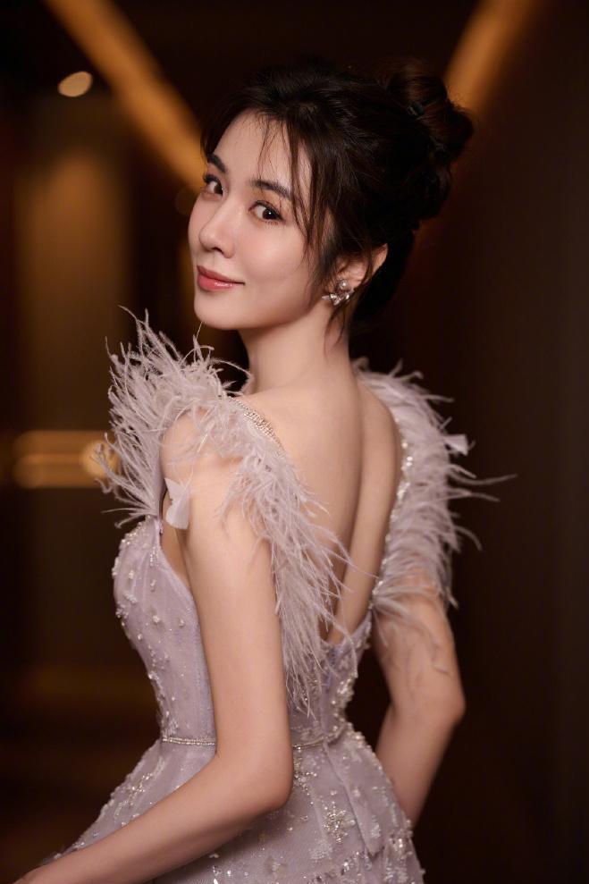 王晓晨性感饱满造型 王晓晨在某活动现场身穿薄纱抹胸裙,展现出饱满的