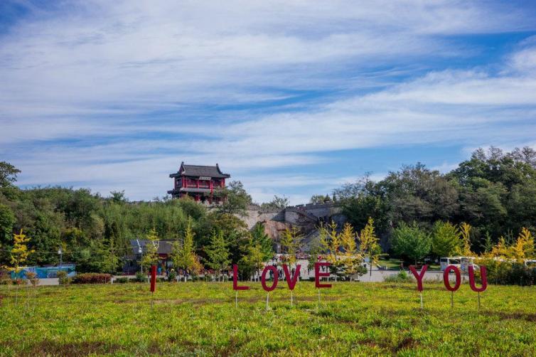 丹东是一个历史悠久的城市,拥有许多极具历史意义的旅游景点