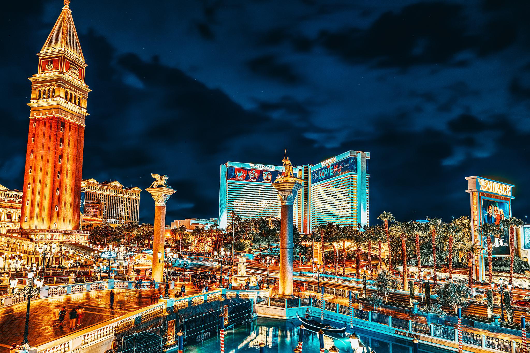 拉斯维加斯:夜晚璀璨的奇幻之旅 欢迎来到拉斯维加斯,这颗沙漠中的