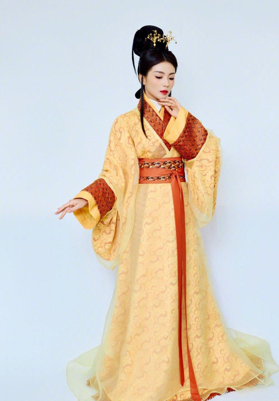 李沁南宋风格仕女装:春晚舞台上的古典之美 在2024年央视春晚中,李沁