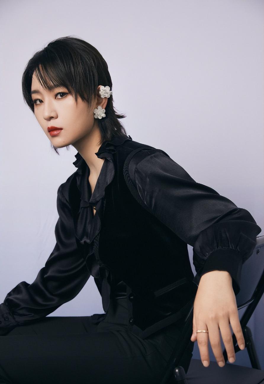 江映蓉,曾是2009年超级女声的冠军,她的音乐才华和舞台魅力曾让她