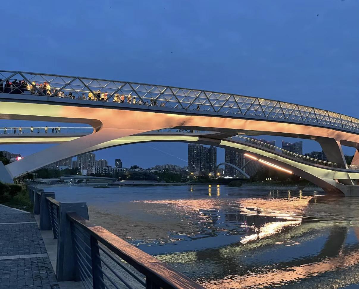 五岔子大桥:成都的网红桥 五岔子大桥是成都的一座网红景点,以其独特