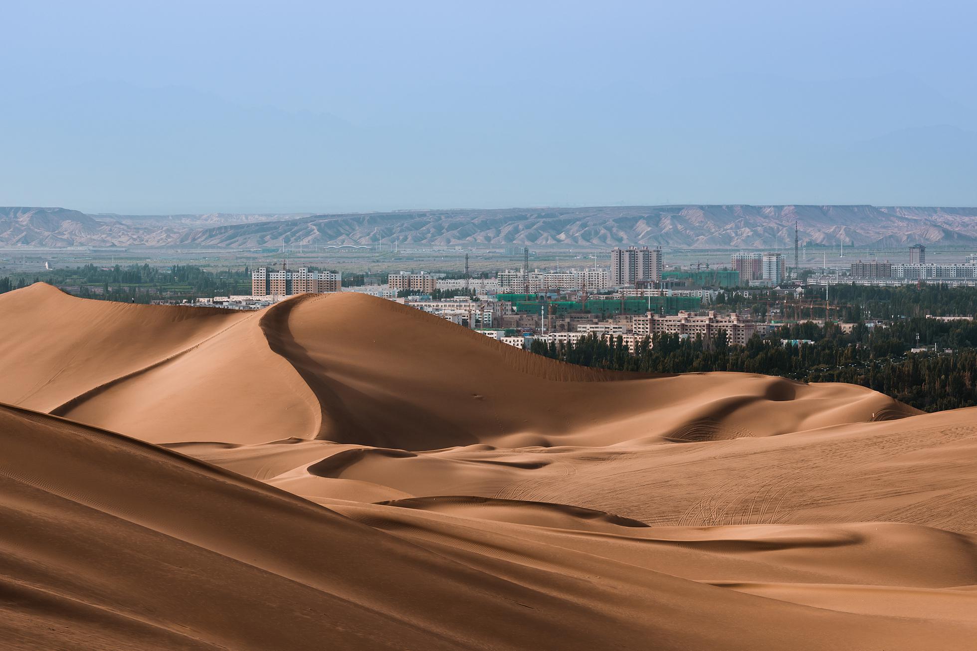 塔克拉玛干沙漠是中国大地上的神秘面纱,也是世界上最大的流动沙漠