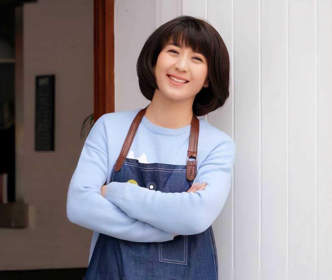闫学晶:45岁高龄产子,演艺事业与家庭双丰收 闫学晶,这位在东北冰雪