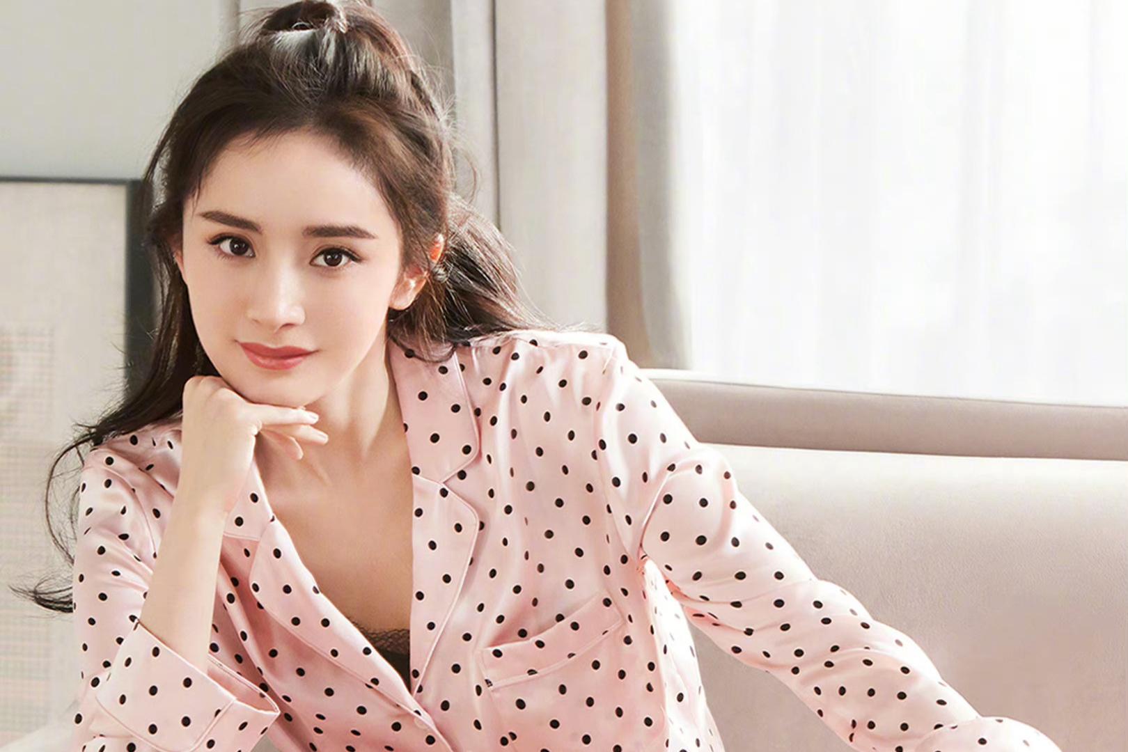 杨幂居家美照:水嫩肌肤宛如少女 杨幂的居家写真,展现了她水嫩诱人的