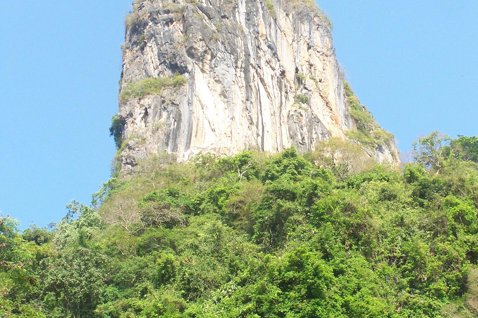 鸡峰山:探寻自然与人文的绝美交汇点 鸡峰山,位于陕西省宝鸡市,是一处
