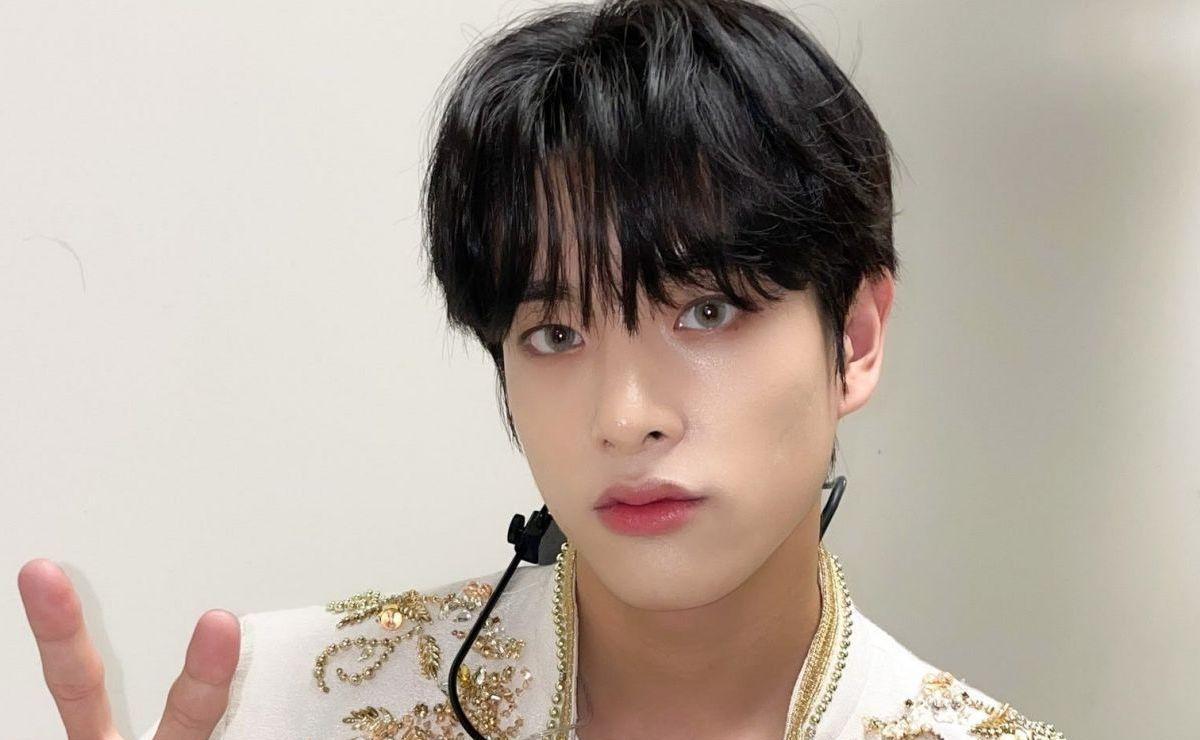 韩国enhypen团体成员jake因在社交平台上发布喝星巴克咖啡的瞬间而