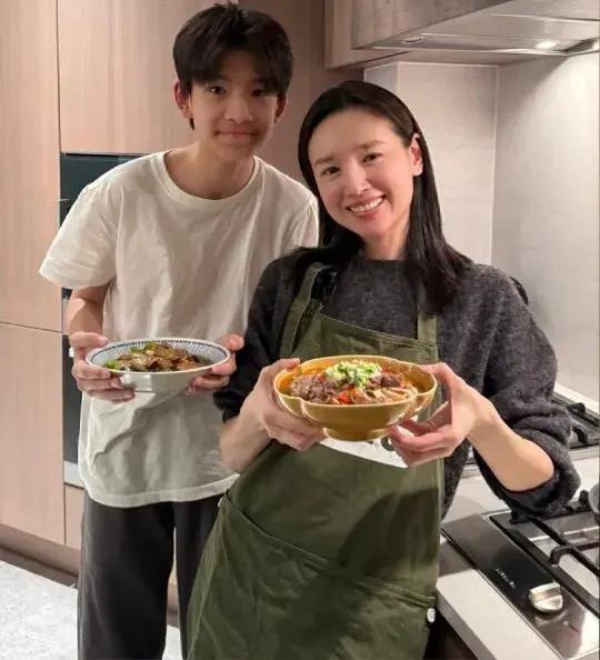 董洁为顶顶庆生:幸福母子共度美好时光 董洁为儿子庆生的幸福瞬间