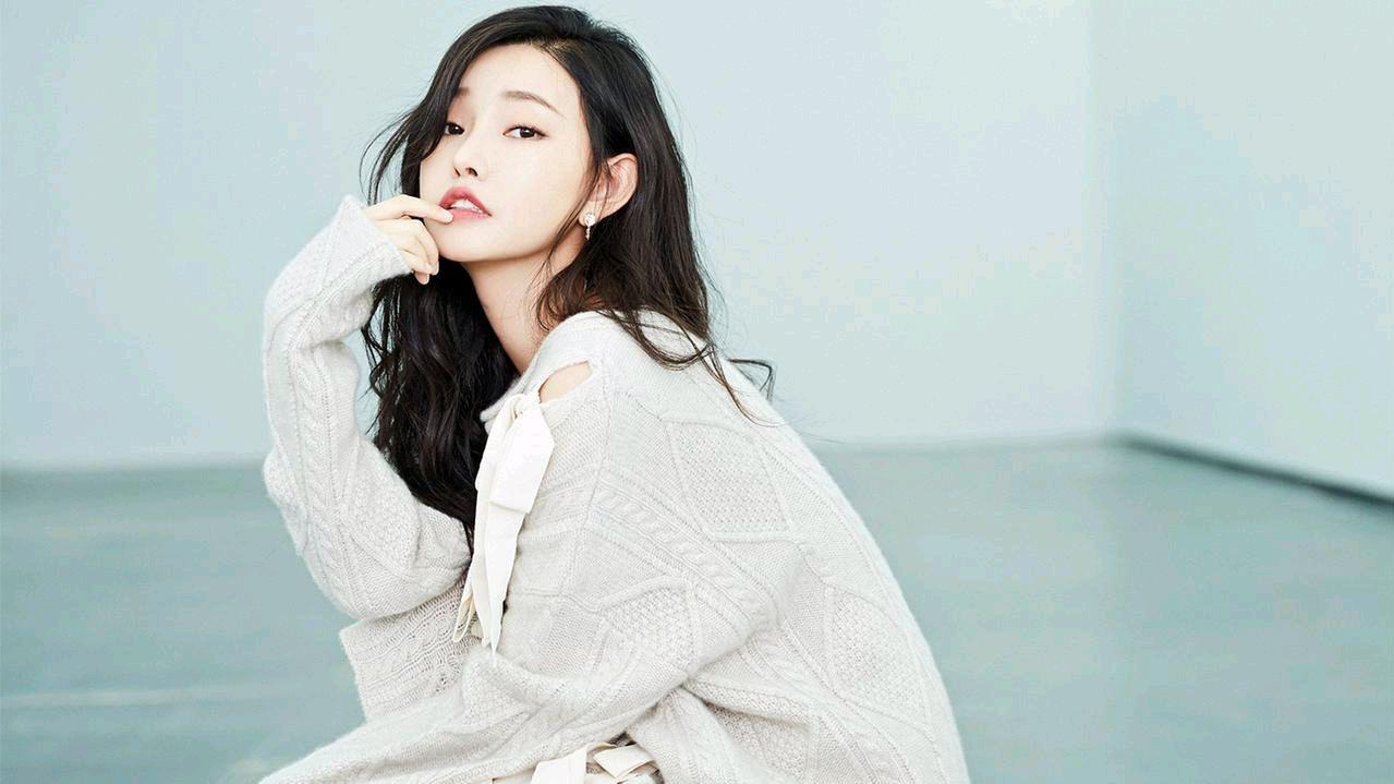 童菲:最美晶女郎 童菲,一个普通的大二学生,就读于电影学院.