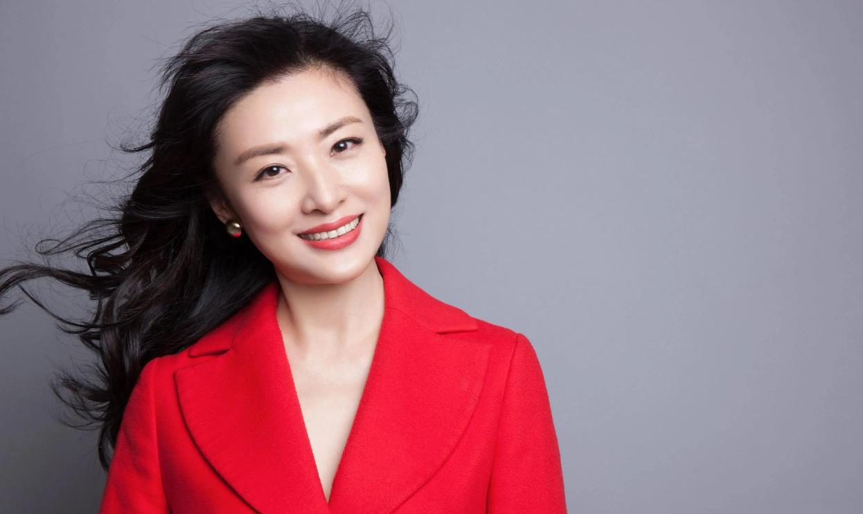 央视"最美主持"周涛:事业辉煌与家庭抉择 央视的荧屏上,周涛无疑是