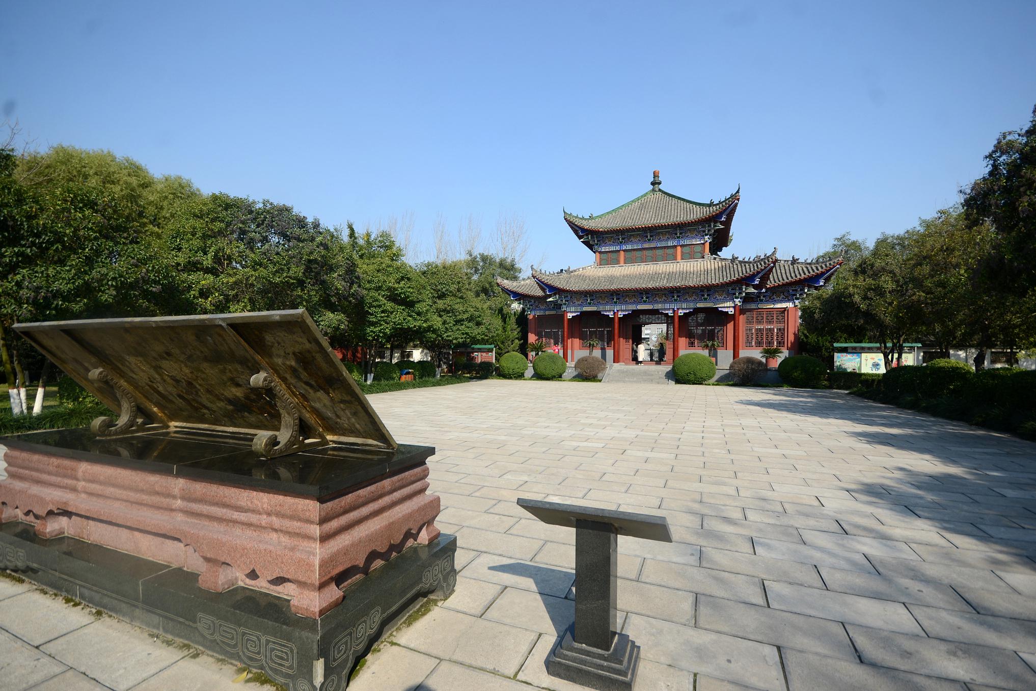 探访兰州的标志性景点——五泉山公园 五泉山公园位于兰州市南部,地理