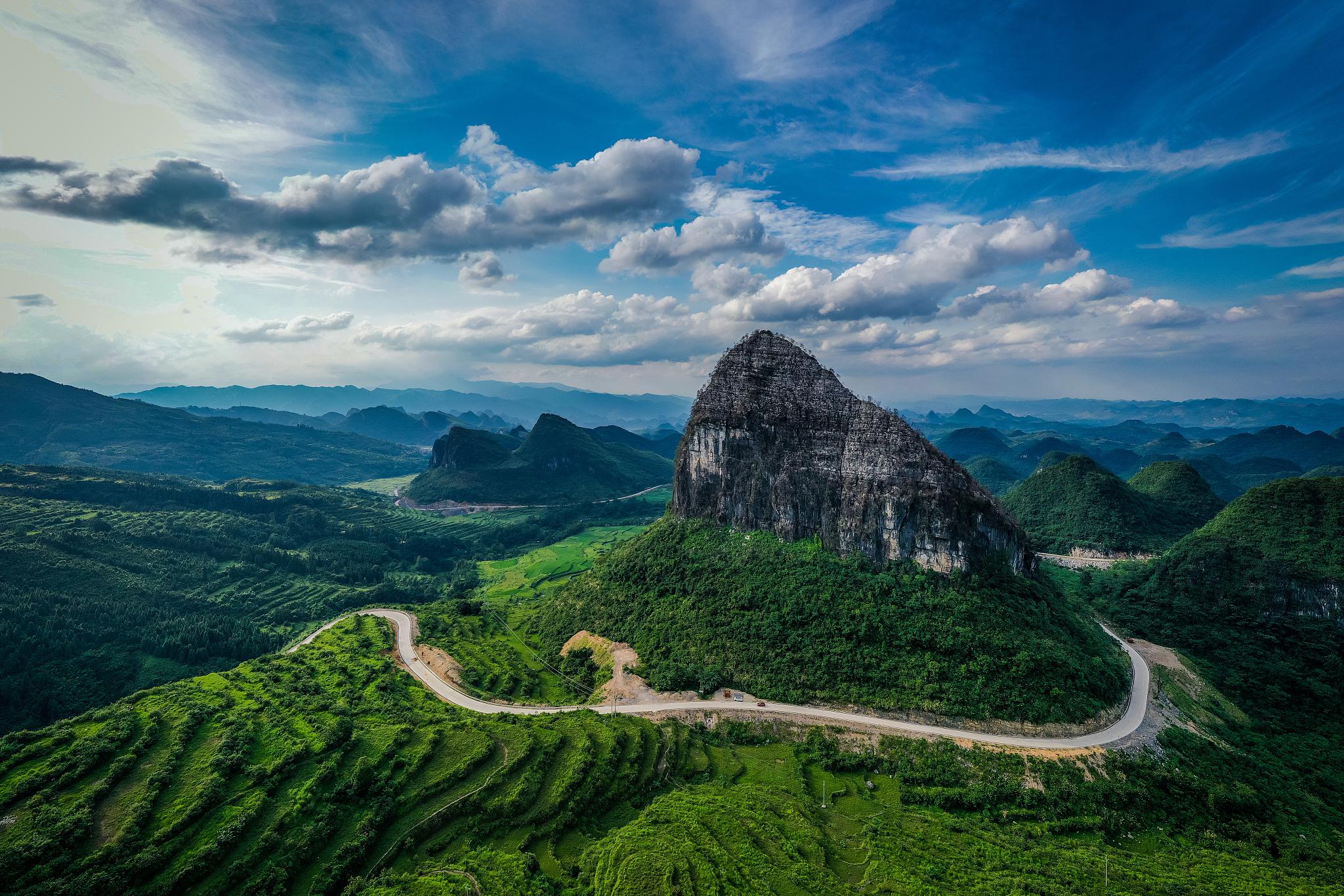 连州,广东西北的一颗璀璨明珠,以其如画的自然风光和深厚的历史文化