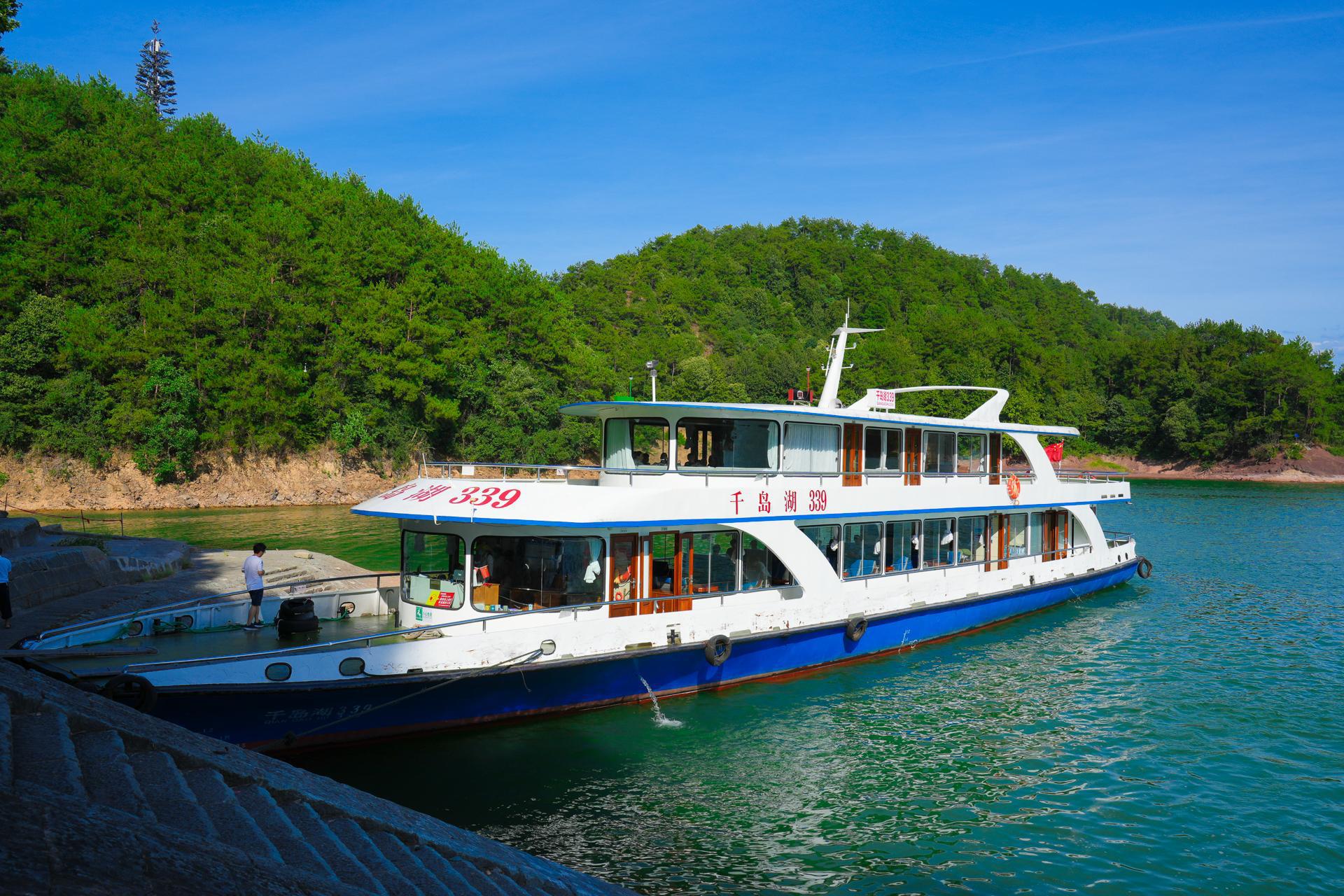 千岛湖:人间仙境 千岛湖,位于浙江省淳安县,是一片浩瀚的水域,被誉为"