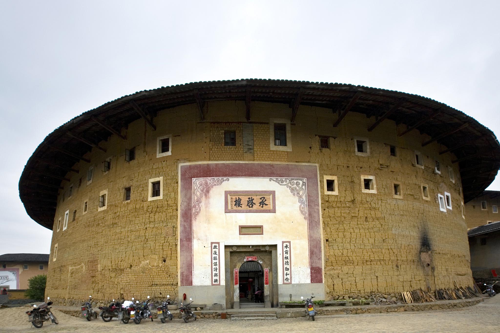 客家土楼:福建传统民居的瑰宝 客家土楼,又称福建土楼,是客家人建造的