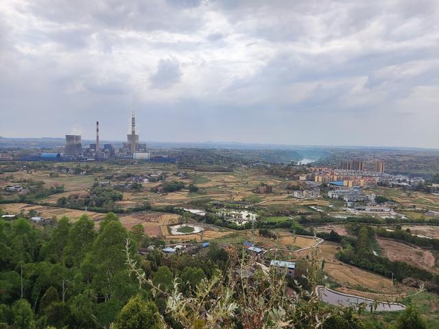 双槐观景台:一颗璀璨的明珠 重庆合川区双槐镇上游村4社的"双槐观景台
