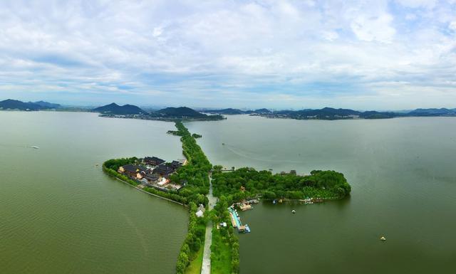 东钱湖:宁波的低调珍珠 东钱湖,这座被忽视的浙江四大名湖之一,其规模