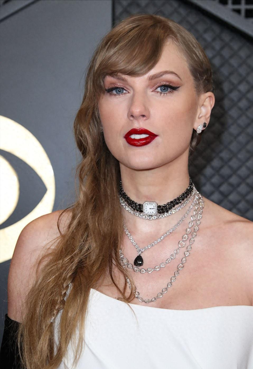 霉霉格莱美红毯造型 霉霉在格莱美红毯上的造型简约大气,白裙配上大