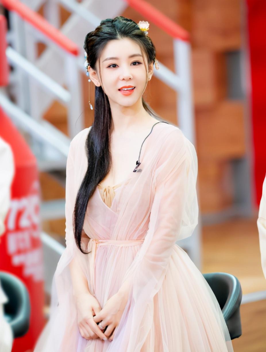 李小萌:娱乐圈最干净的女星 李小萌,长得漂亮,演技好,出道20年从不