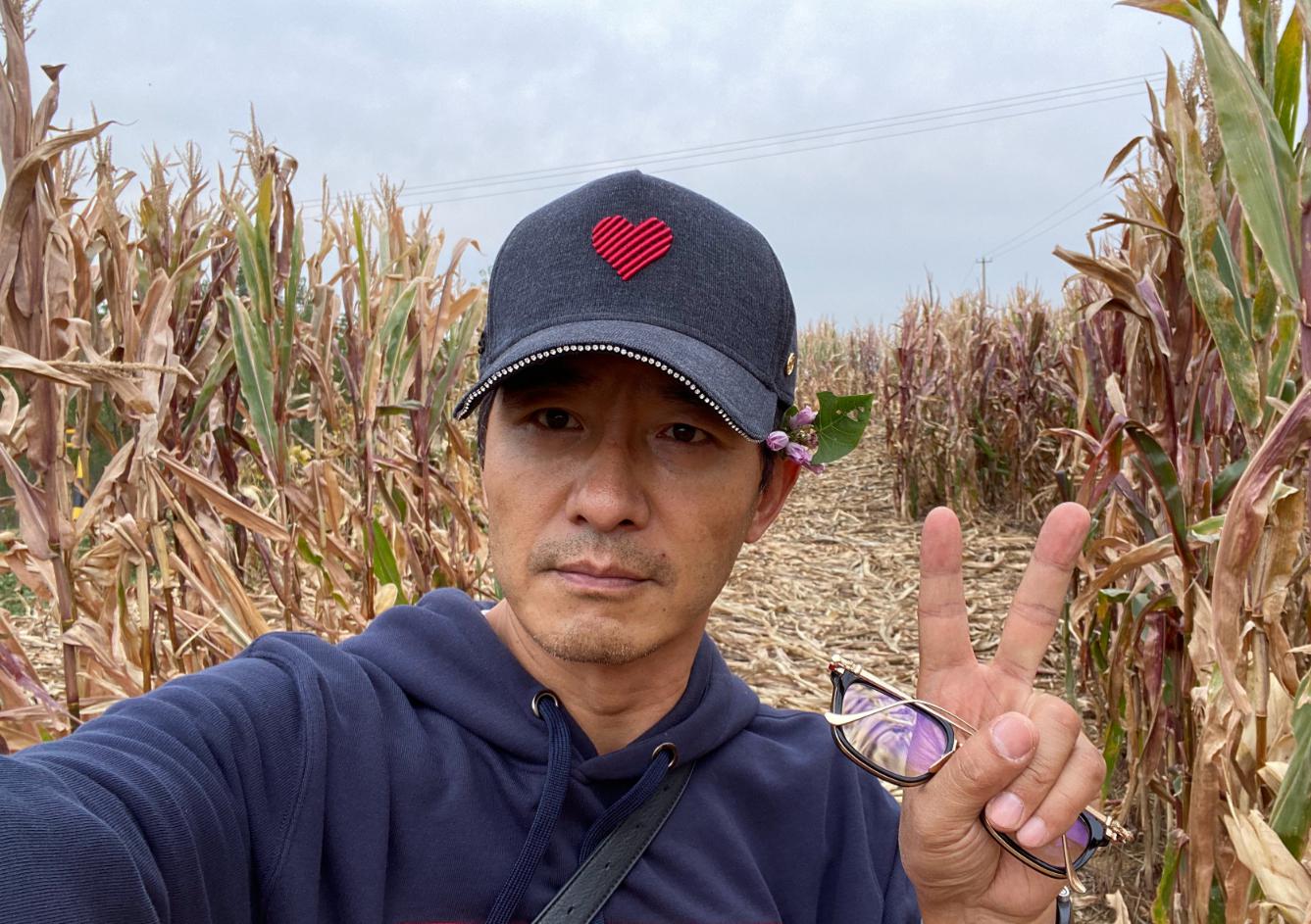 郭晓东:不畏娱乐圈繁华,坚守孝道与家庭 郭晓东回山东农村老家陪母亲