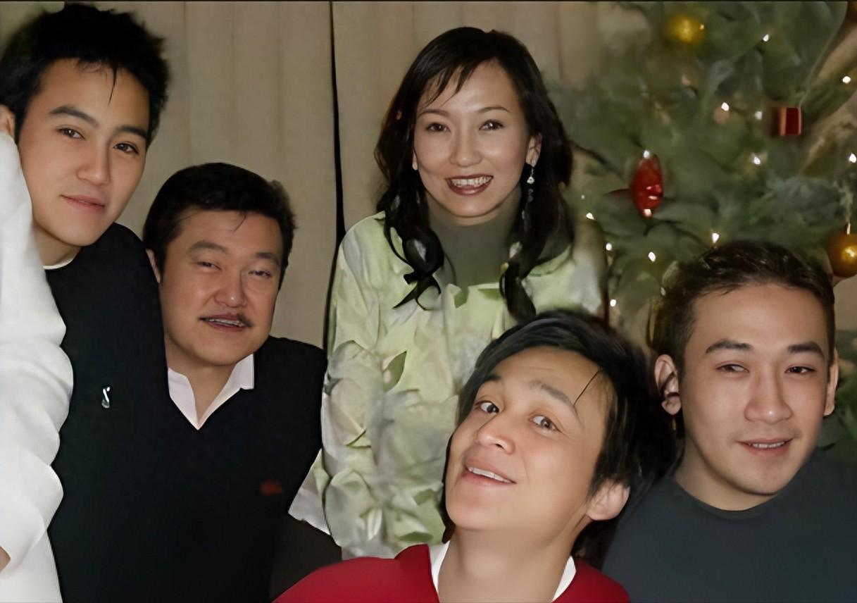 赵雅芝的三个才华横溢的儿子:黄光宏,黄光宜,黄恺杰 赵雅芝的三个儿子