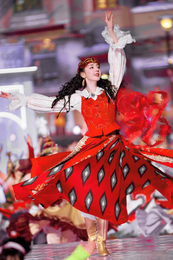 作为她的粉丝,我一直觉得热巴的舞蹈非常有力量和美感,每一个动作都