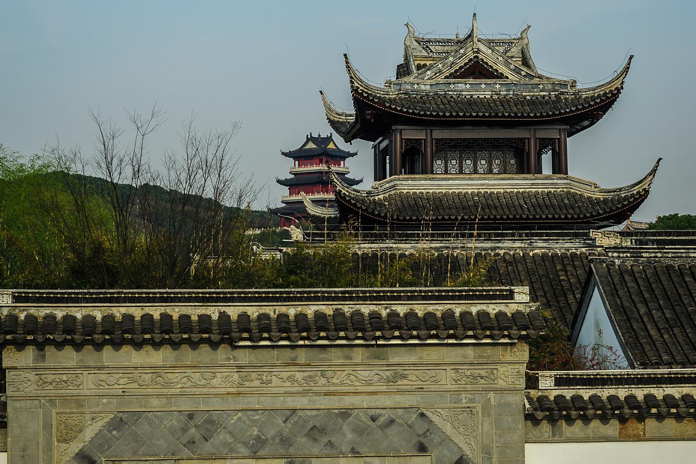 石屏秀山:滇南的璀璨明珠 石屏秀山,位于石屏县城西10公里处,是滇南的