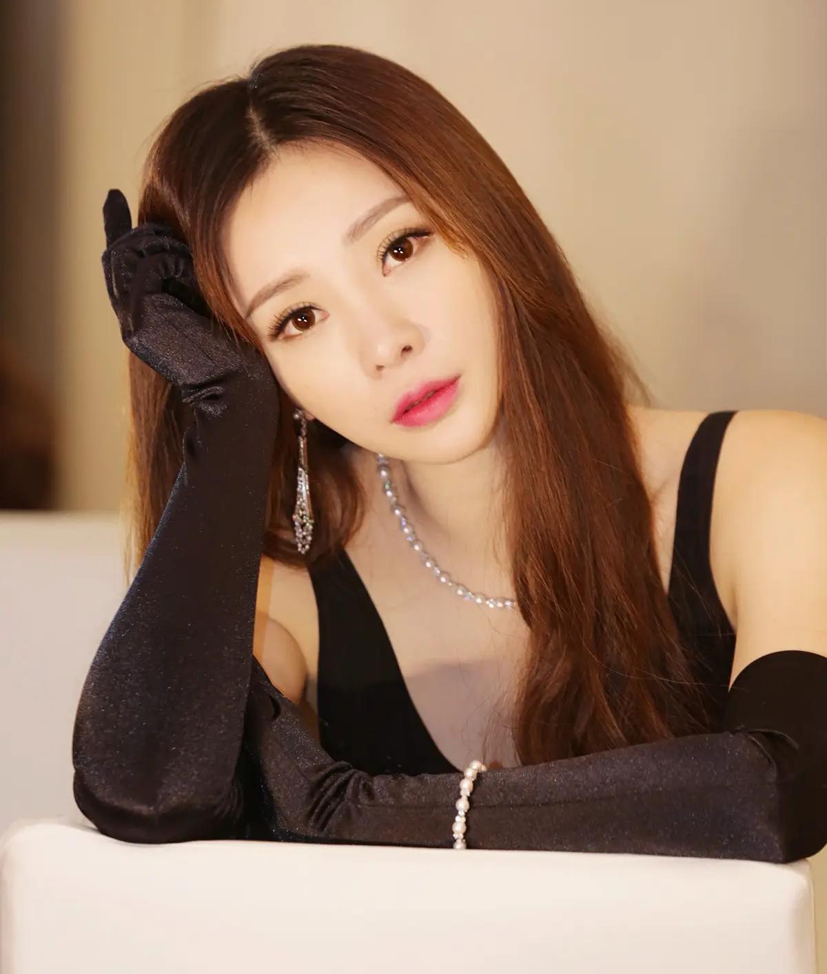 柳岩早期美照流出,亮点全在衣服上 柳岩的旧照被曝光在网上,仅仅一个