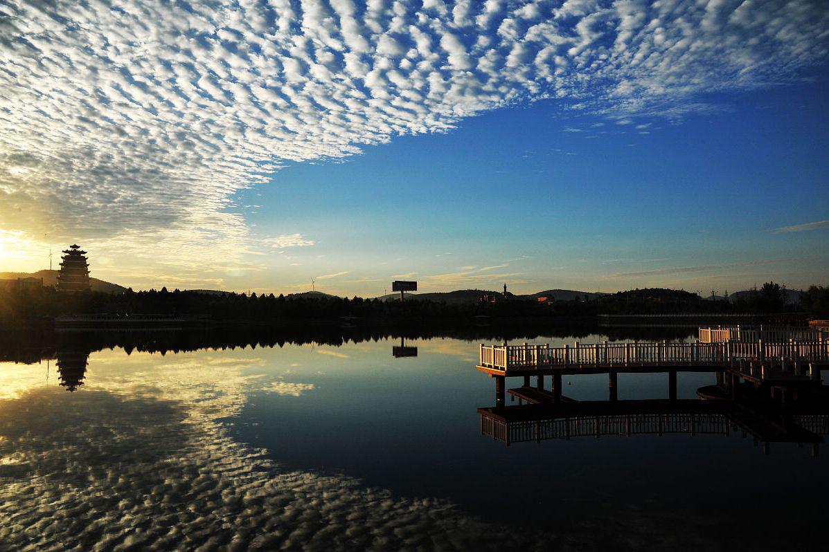 西安昆明湖:西安的璀璨明珠 西安昆明湖,被誉为小西湖,是西安的璀璨