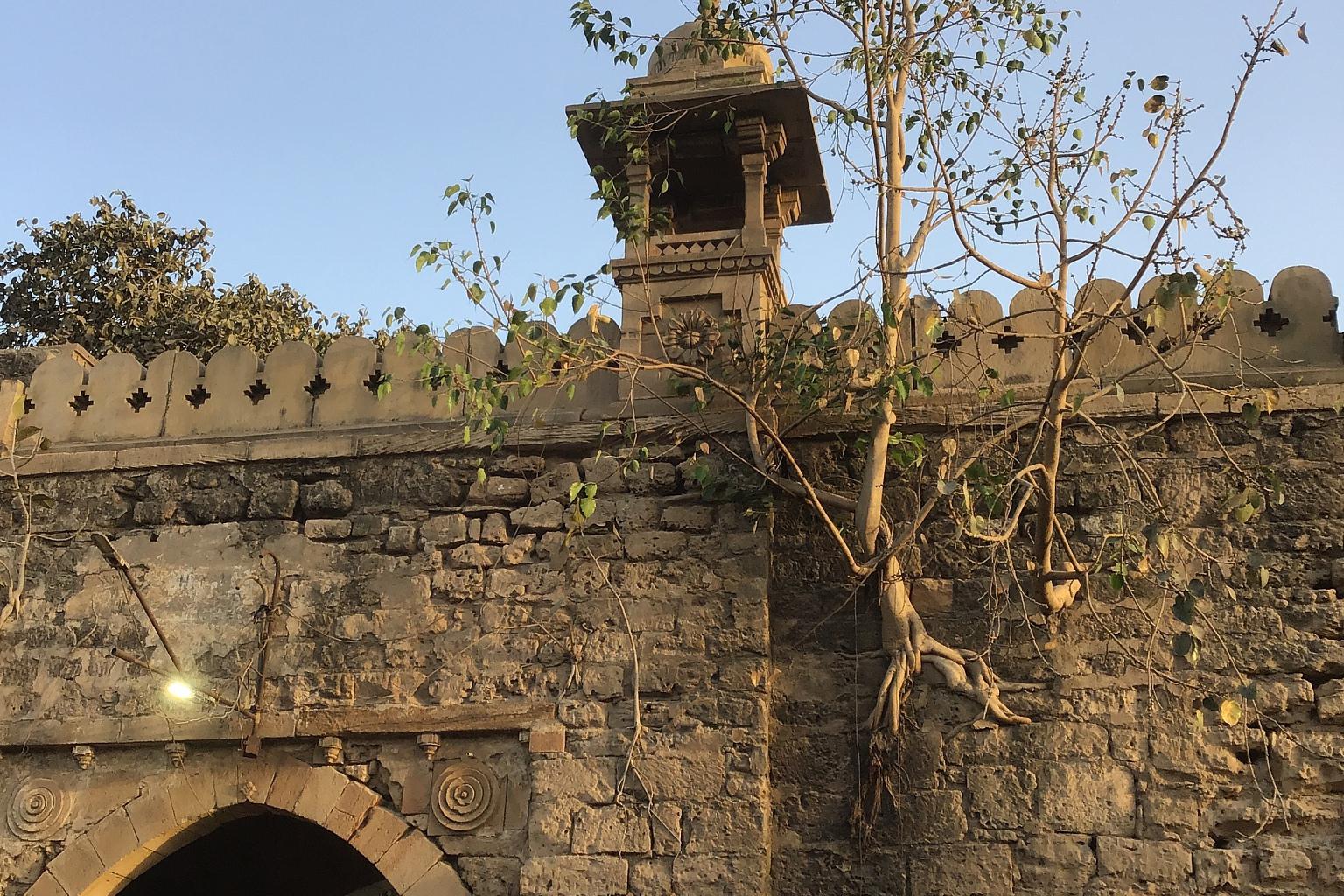 探秘石家庄鹿泉的古山寨——抱犊寨 抱犊寨,位于石家庄市鹿泉区,是