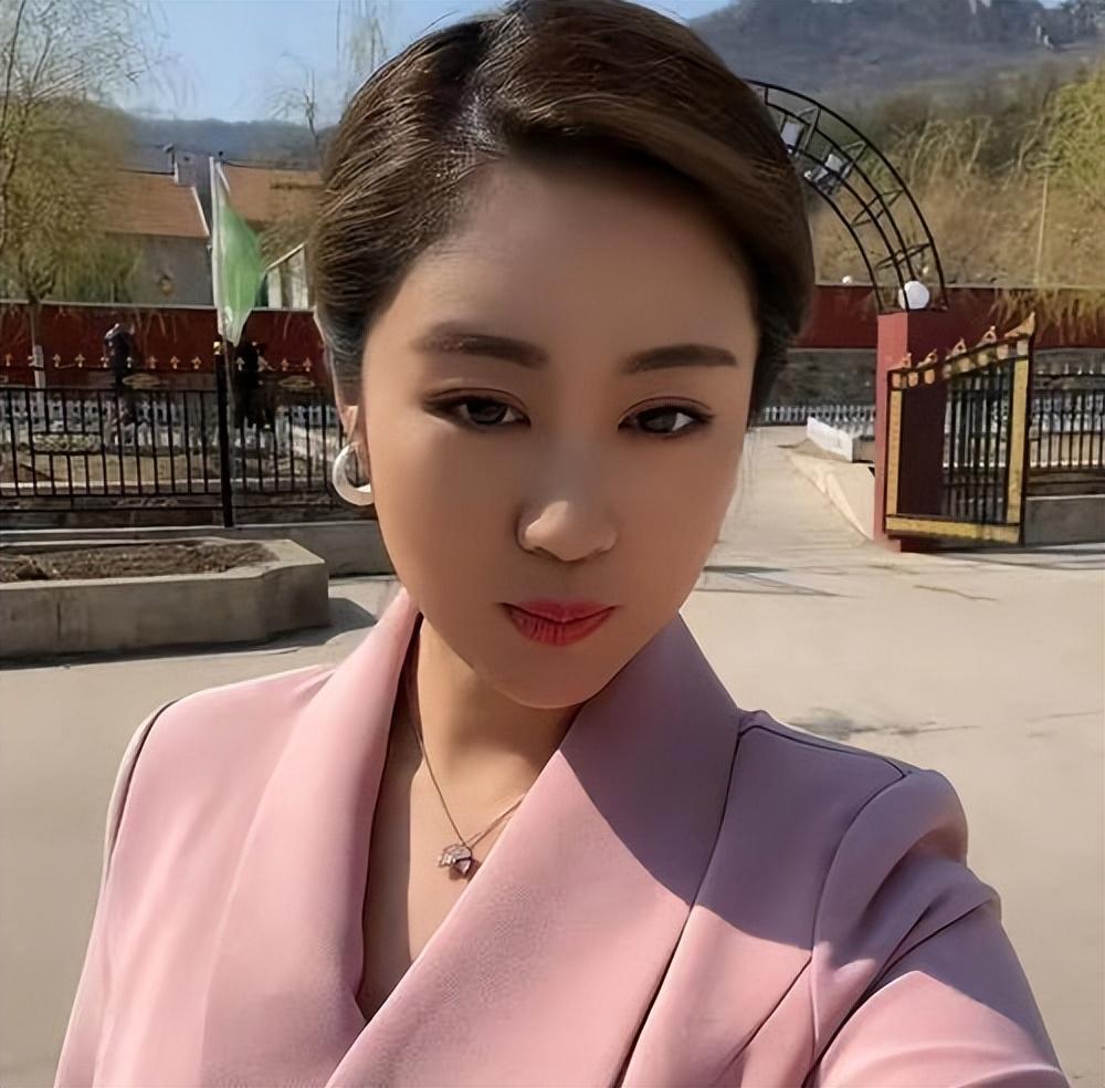 演员毕畅:演艺事业与家庭困境的挑战 近期热播剧《鹊刀门传奇》中的