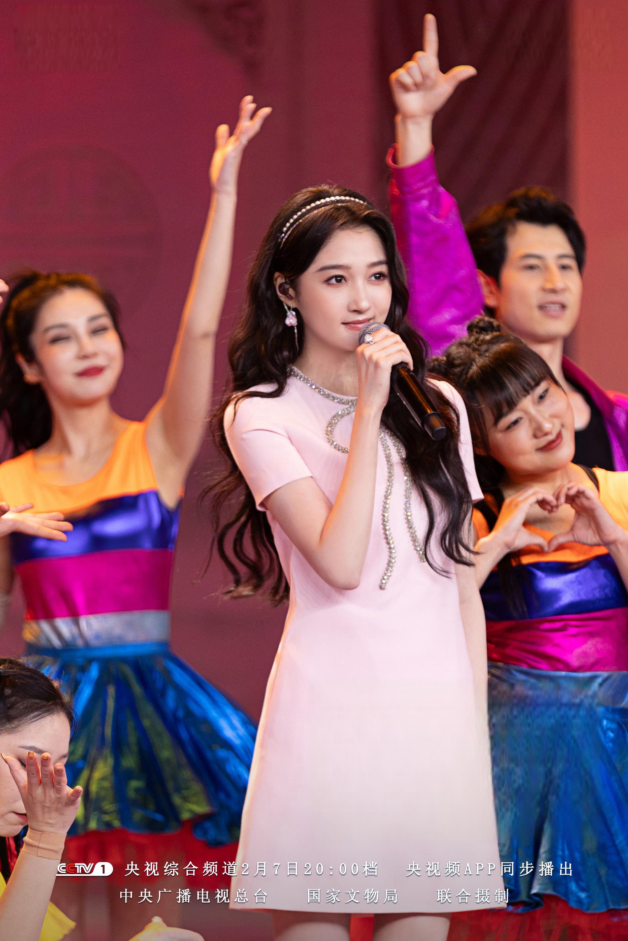 粉色礼裙与桃花妆容的完美结合 在央视龙腾虎跃中国年味舞台上,关晓彤