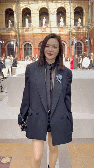 关之琳:职场穿搭新风尚 关之琳虽然已经年过半百,但是敬业的她依旧