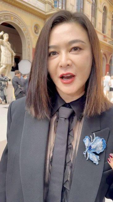 关之琳:职场穿搭新风尚 关之琳虽然已经年过半百,但是敬业的她依旧