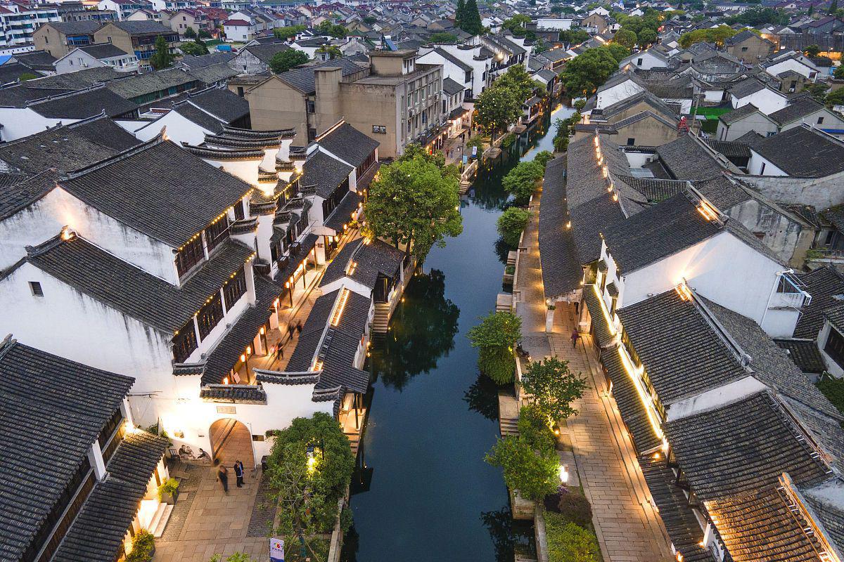 黎里古镇:一段穿越千年的旅程 黎里古镇,这座历史的长河之珠,位于苏州