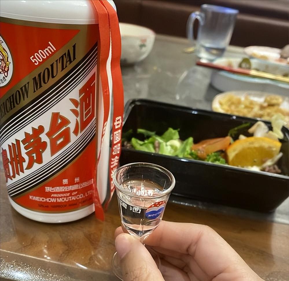 茅台酒杯的多重含义 茅台酒杯不仅仅是用来喝酒的器具,更是茅台作为