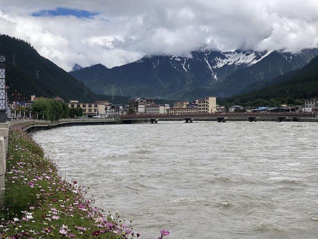 波密县:西藏旅游的璀璨明珠 波密县,位于西藏林芝市东南部,是西藏旅游