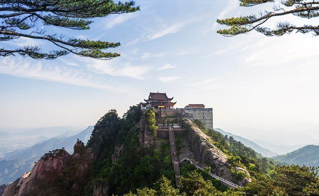 九华山:佛教天堂 九华山,位于安徽池州,是佛教四大名山之一,被誉为"