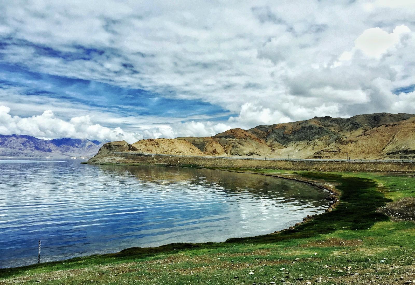 狮泉河:从恶劣戈壁到生机勃勃的希望小镇 狮泉河镇位于阿里地区,距离