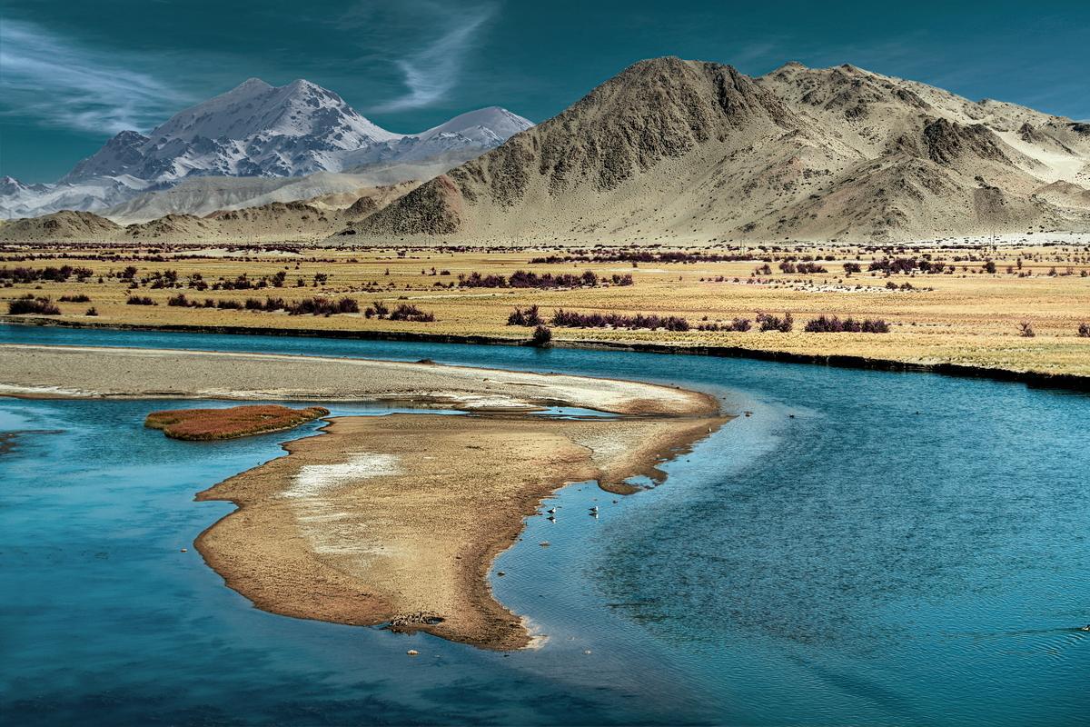 狮泉河:从恶劣戈壁到生机勃勃的希望小镇 狮泉河镇位于阿里地区,距离