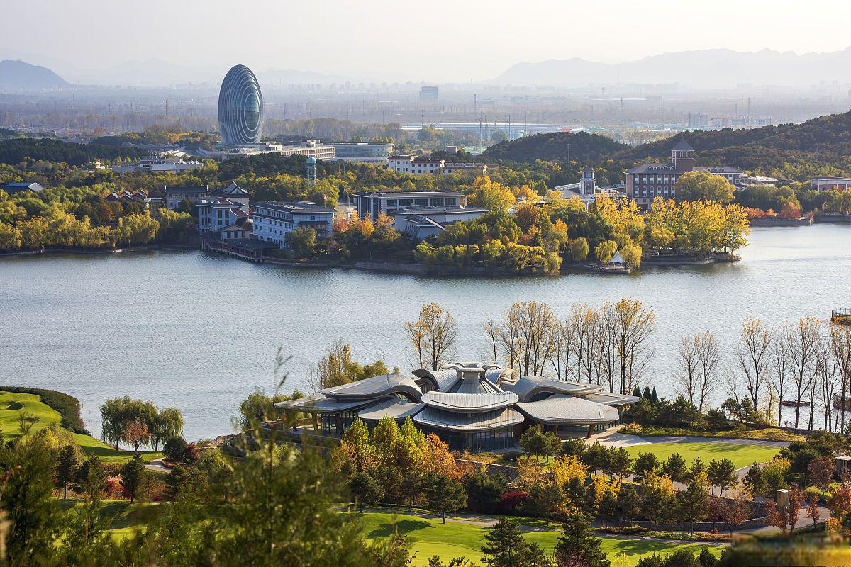 雁栖湖:自然与人文的和谐共存 雁栖湖,位于北京郊区怀柔城北8公里处的