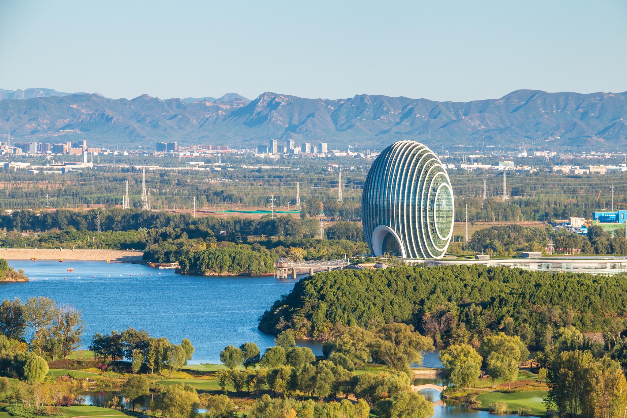 雁栖湖:自然与人文的和谐共存 雁栖湖,位于北京郊区怀柔城北8公里处的