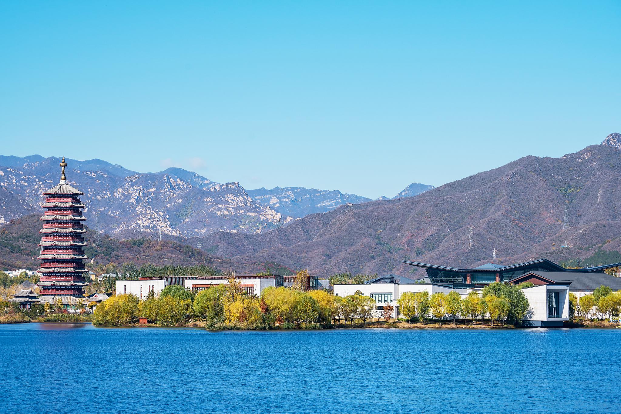 雁栖湖:自然与人文的和谐共存 雁栖湖,位于北京郊区怀柔城北8公里处的