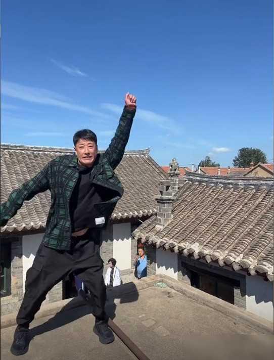 于震定居山东农村 于震归乡,回到山东老家,烟台之地,家中四合院古朴