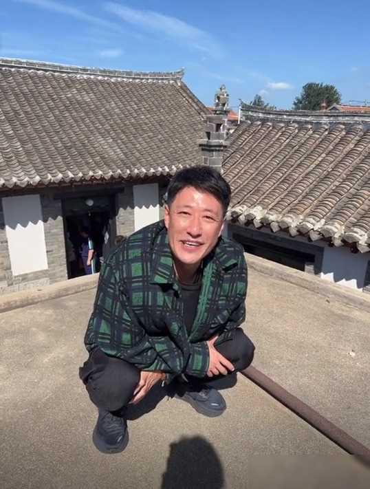 于震定居山东农村 于震归乡,回到山东老家,烟台之地,家中四合院古朴