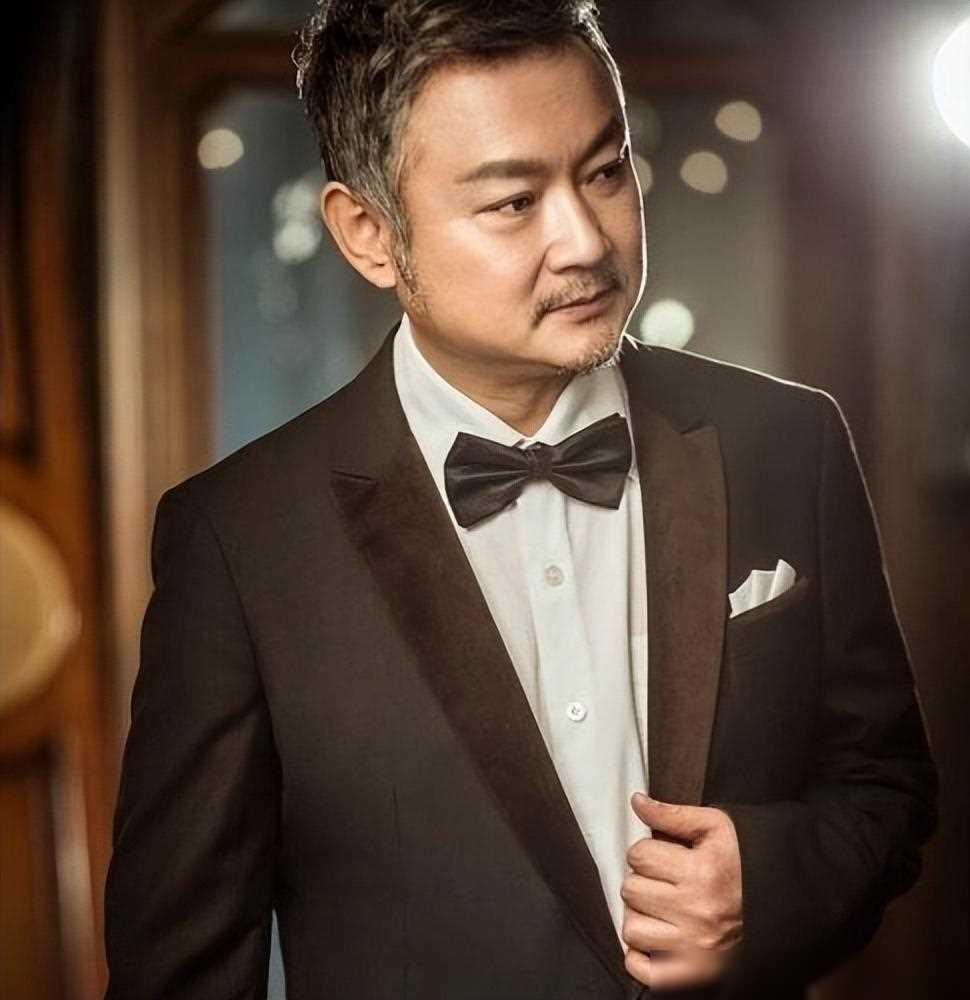 欧阳奋强:历经风雨,坚韧不屈的演艺传奇 欧阳奋强的人生故事,是一部