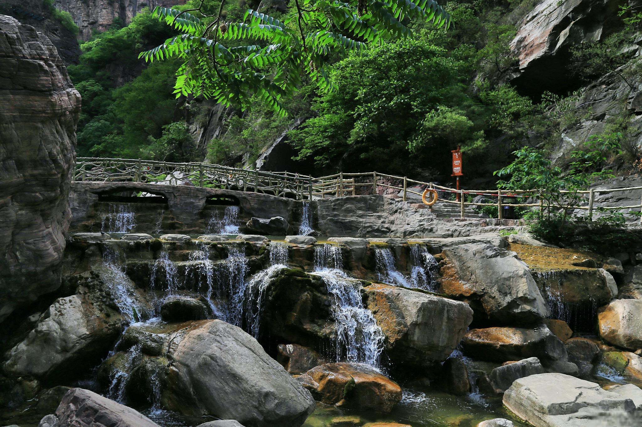 龙潭湾景区:一个独特的旅游胜地 龙潭湾景区位于中国东部的辽宁省,是