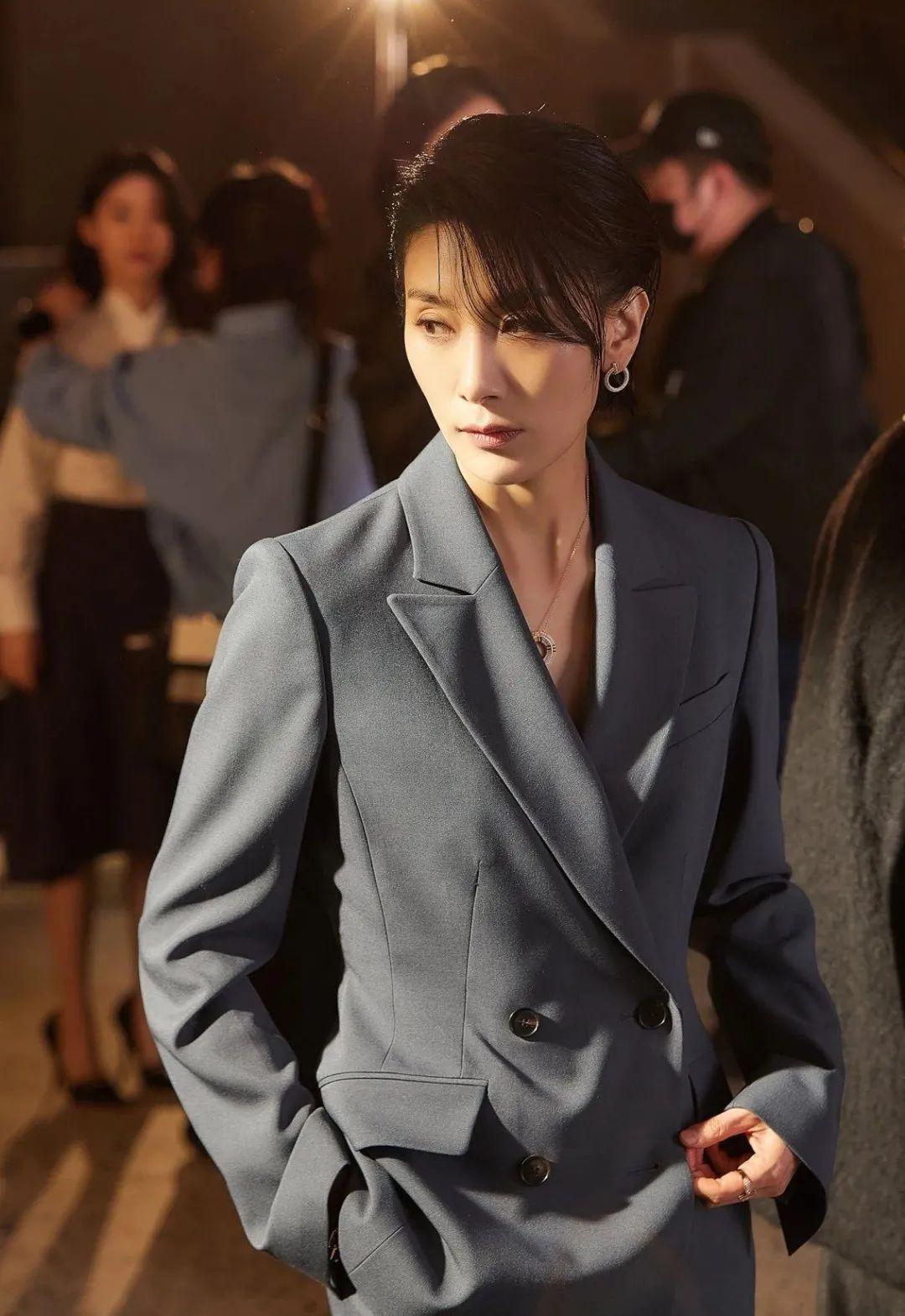 李英爱新剧短发造型亮相,53岁依然美丽动人 李英爱推出了新剧《大指挥