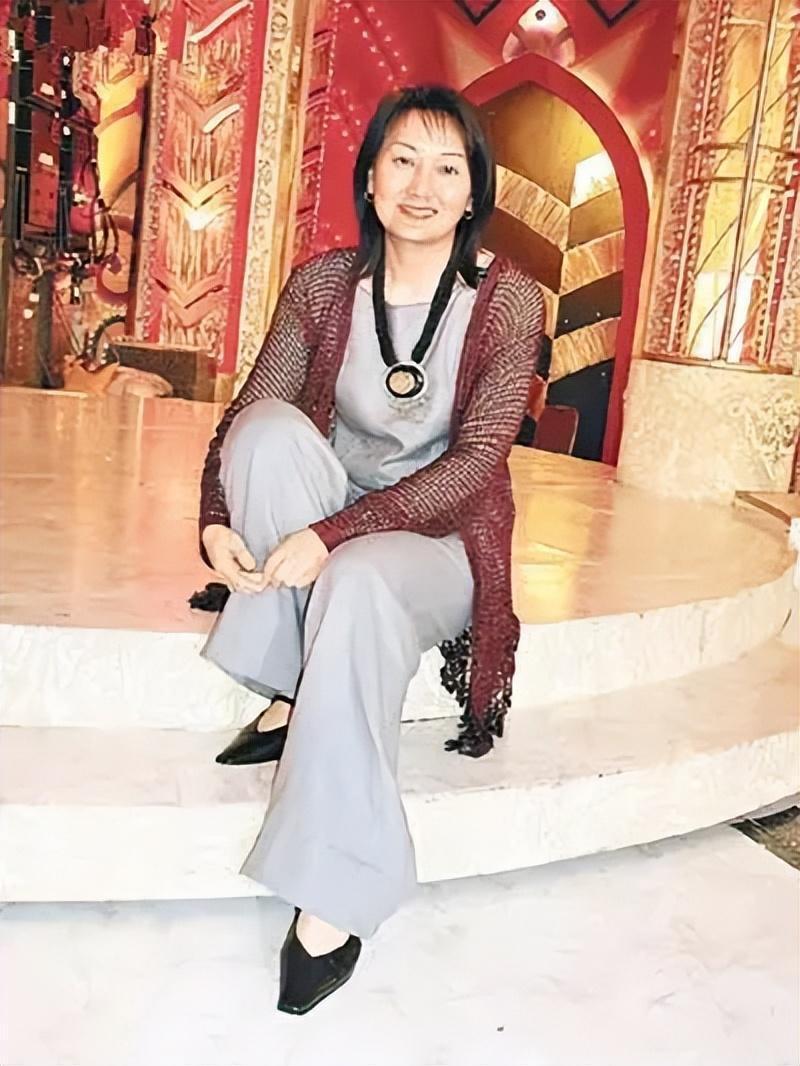 从意外明星到遁入空门:马敏儿的人生传奇 马敏儿,这位出生在香港的女