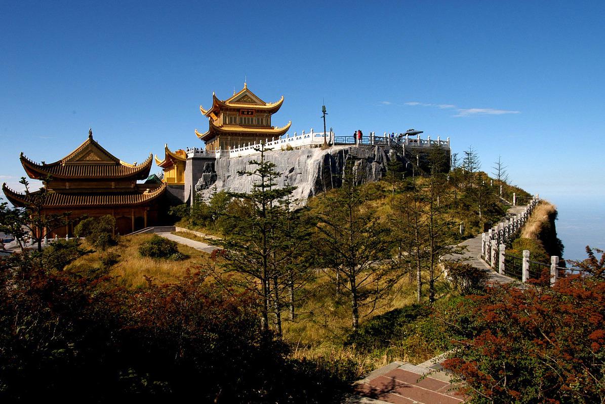 探秘峨眉山金顶:人间仙境与文化瑰宝 峨眉山金顶,海拔3077米,是中国