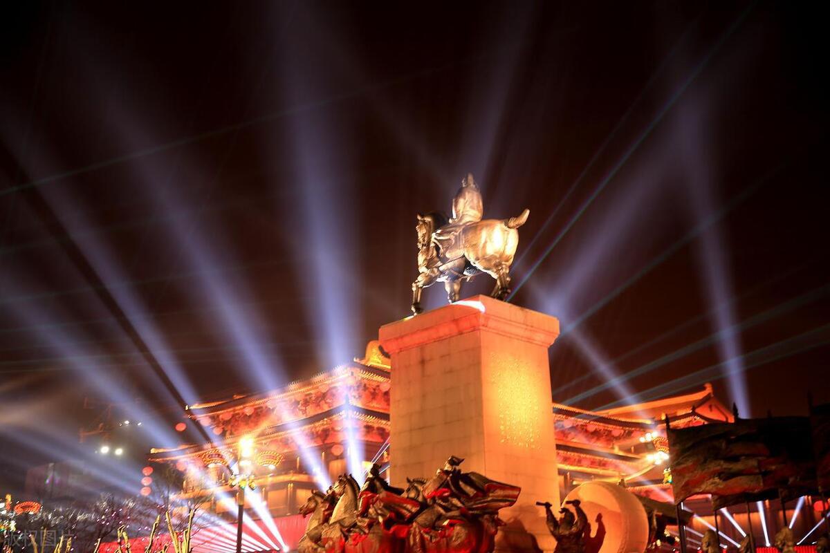 大唐不夜城:穿越时空的盛唐之旅 大唐不夜城,西安的心脏地带,与大雁塔